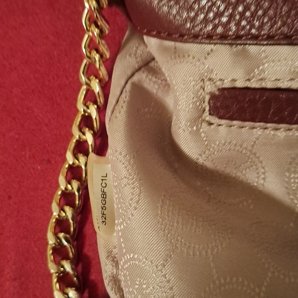 Michael Kors Leather Merlot ( Maroon) Color Crossbody 🥰Like New - Picture 7 of 9
